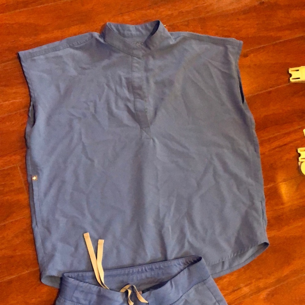 Figs scrub top